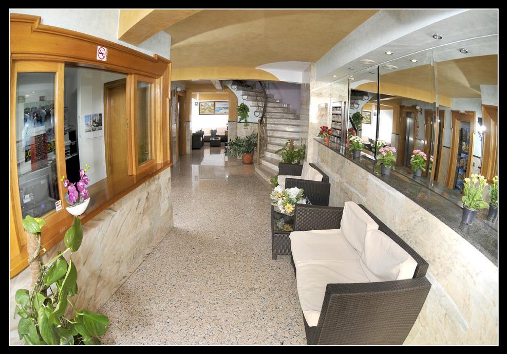 אל מדאנו Hostal Carel מראה חיצוני תמונה